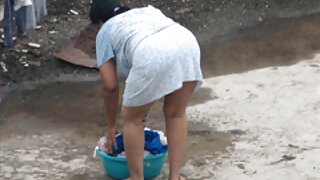 Jayden Starr फुगवता येण्याजोग्या पूलमध्ये तिची बट फिंगर करते