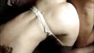 रेडहेड मुलगी मसाज पार्लरमध्ये तिची पुच्ची मुंडन करण्यासाठी आहे