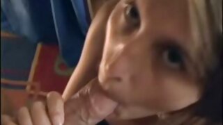 बस्टी श्यामला मोहक एक dildo सह तिच्या asshole fucks