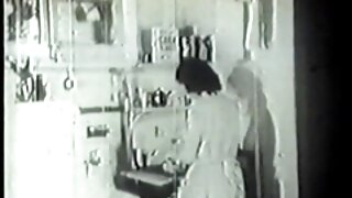 कडली ब्लॉन्ड हो ट्रेसी गोल्ड कॅमवर पोझ देते तिचे ताजे मादक शरीर दाखवते