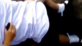 सुंदर आणि हाडकुळा देवदूत खुल्या हवेत हस्तमैथुन करतो