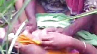 पांढरा सोफा वर Alyssa शाखा मोहक संभोग मिळत.