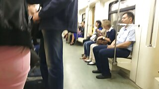गोड स्तनांसह मोहक श्यामला तिच्या डिल्डोसह तिची मांजर fucks