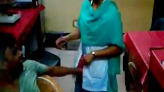 मोठमोठ्या कुंड्या असलेली अविश्वसनीय सोनेरी मुलगी POV टेपवर टिटजॉब देते