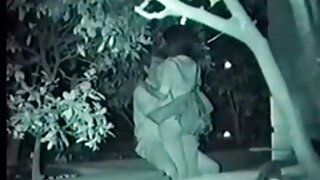 सुंदर रुरी कौडा कॅमवर तिचे किशोरवयीन मांजर क्लोजअप दाखवते