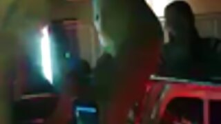 बस्टी टॅटू आणि छेदलेल्या बाळाला घातली जाते