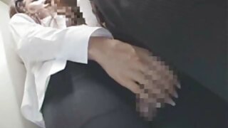 सोनेरी बाहुलीचा चेहरा बार्बी व्हाईटने तिची मांजर डिल्डोने जोरात पोक केली