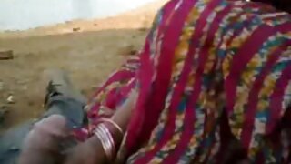क्रूर माणूस डम्पी गोरे कुत्रीची गोड मांजर बोटांनी आणि चाटतो