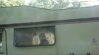 हसी चिक जॅझमिन तिला डिपथ्रोट जॉब देते