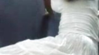 अबेलिया अंगठी आणि पट्ट्यांवर दुसर्या पिल्लाशी लढत आहे
