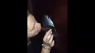 हाडकुळा मुलगी Yui Hatano तिच्या कोचमध्ये बोट केले आहे