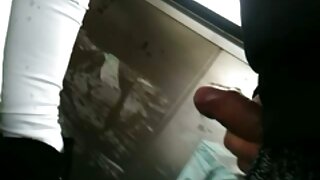 गोंडस आणि बोसोमी श्यामला हनी बाहेर डिल्डो खेळत आहे