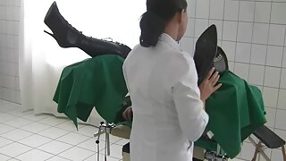 स्वर्गीय गोंडस जपानी किशोरवयीन आय शिनोझाकीकडे खूप मोठे जुग आहेत